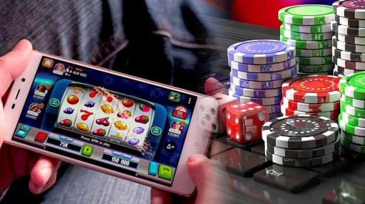 Pengguna membaca ketentuan promosi dengan teliti